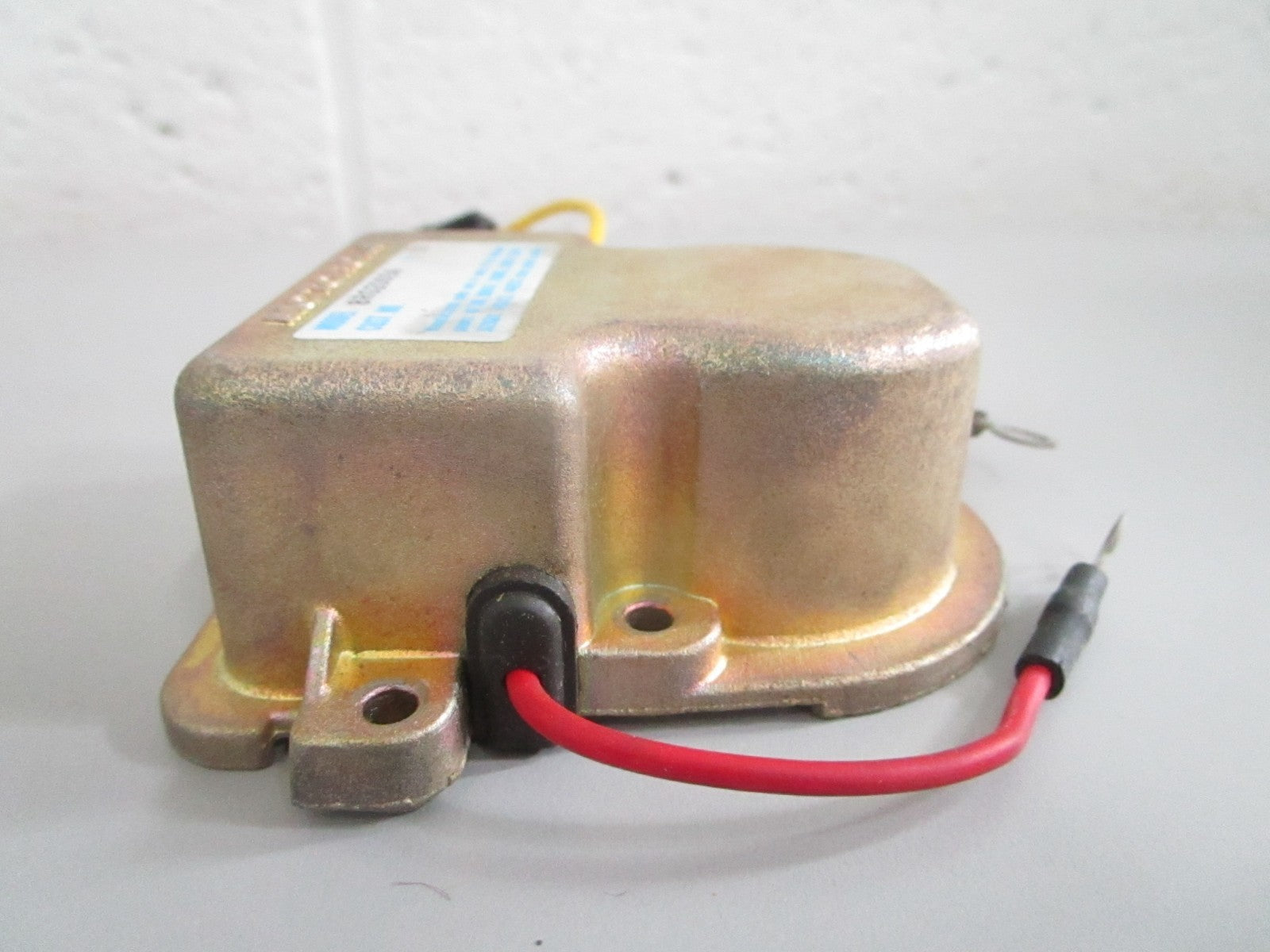 NEW OEM 5-207 8RG2009A Motorola 12V Regulator 0820