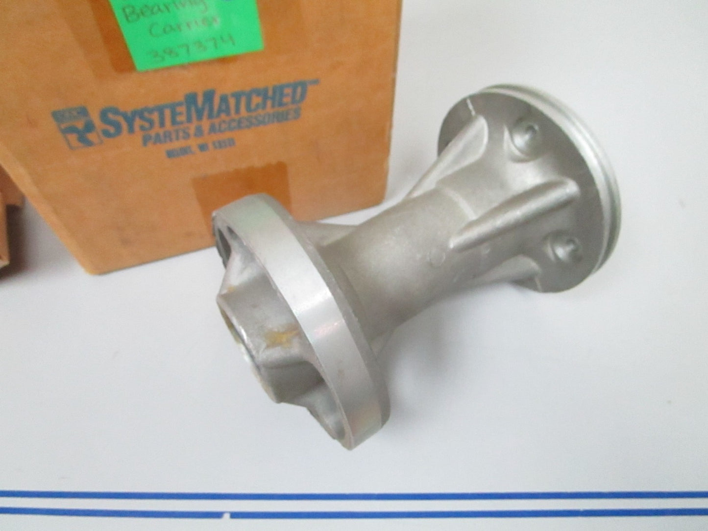 *NEW OEM* 0820 OMC Johnson Evinrude Bearing Carrier 387374 0387374