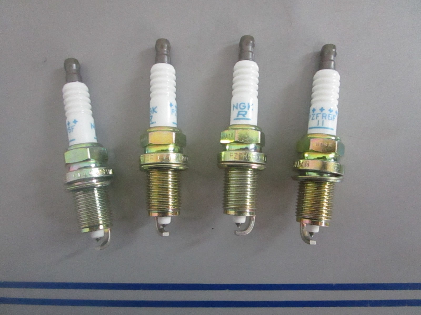 *NEW OEM* (LOT OF 4) 0820 NGK Spark Plug PZFR5F-11