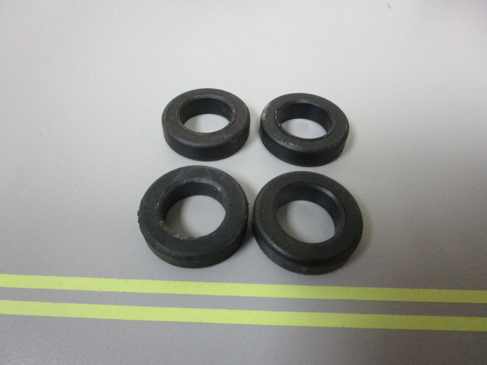 *NEW OEM* (LOT OF 4) 0810 OMC Johnson Evinrude Grommet 320880 0320880