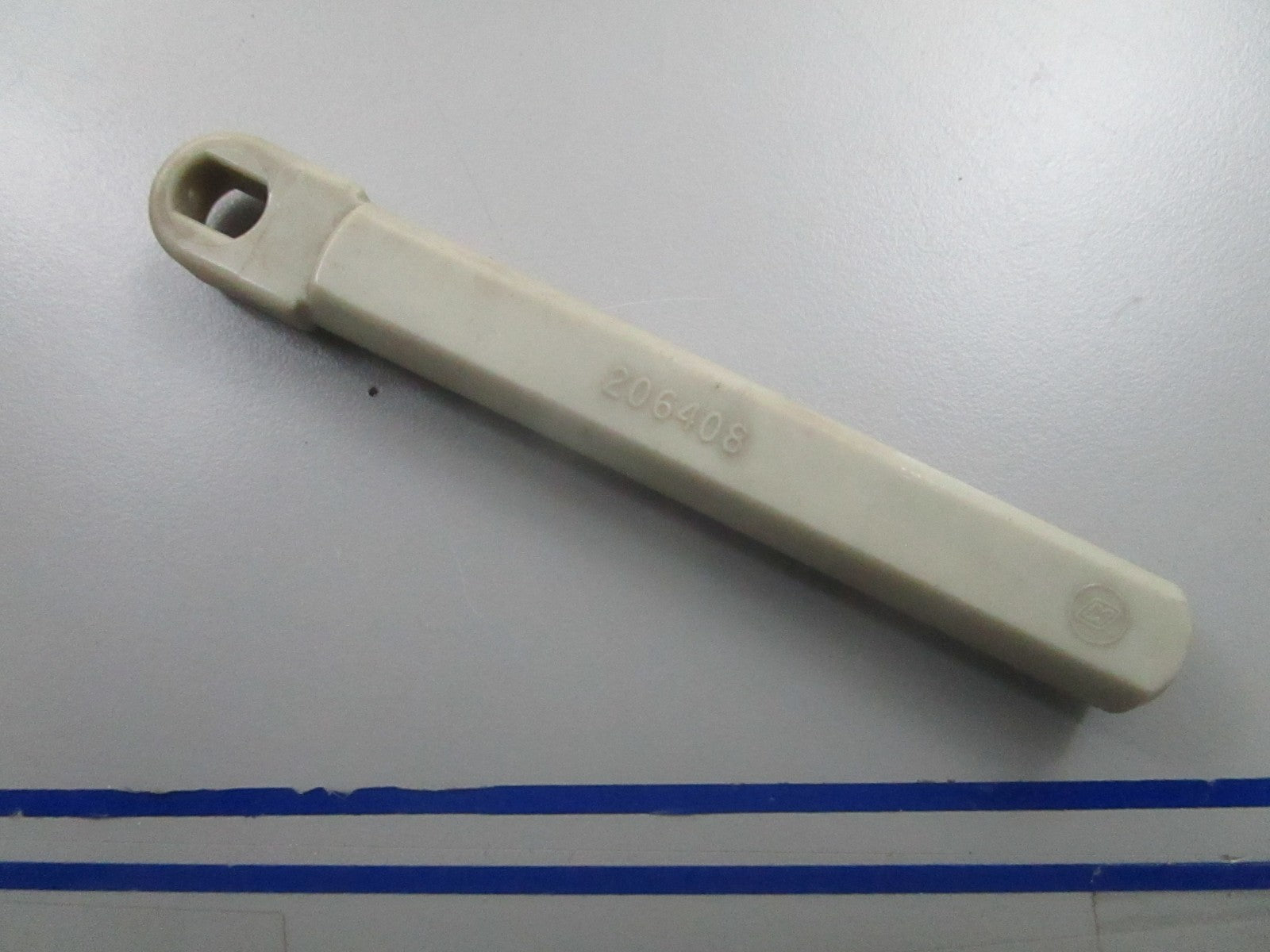 *NEW OEM* 0810 OMC Johnson Evinrude Casing Guide 206408 0206408