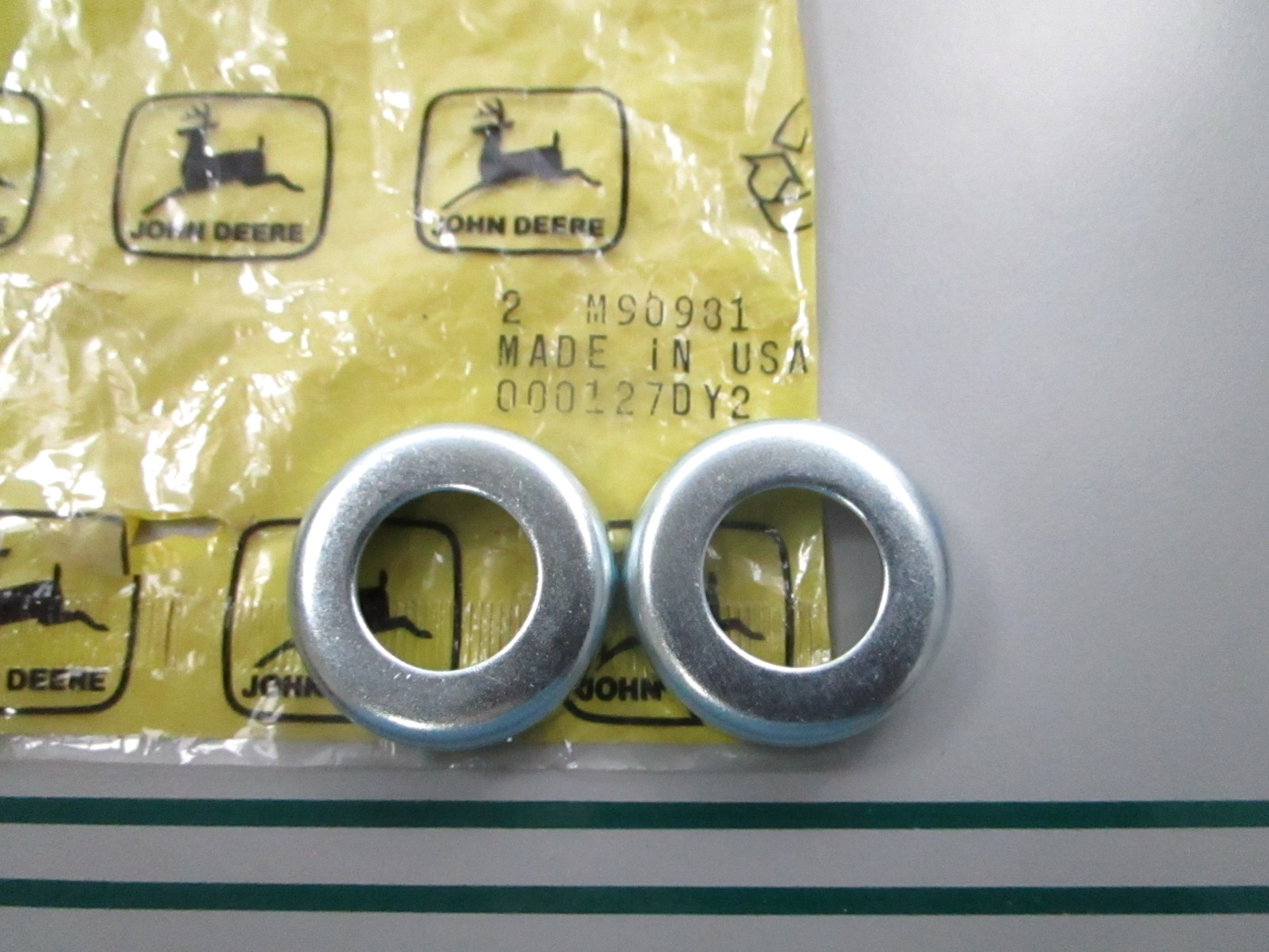 NEW OEM (LOT OF 2) M90981 John Deere Retainer 0810