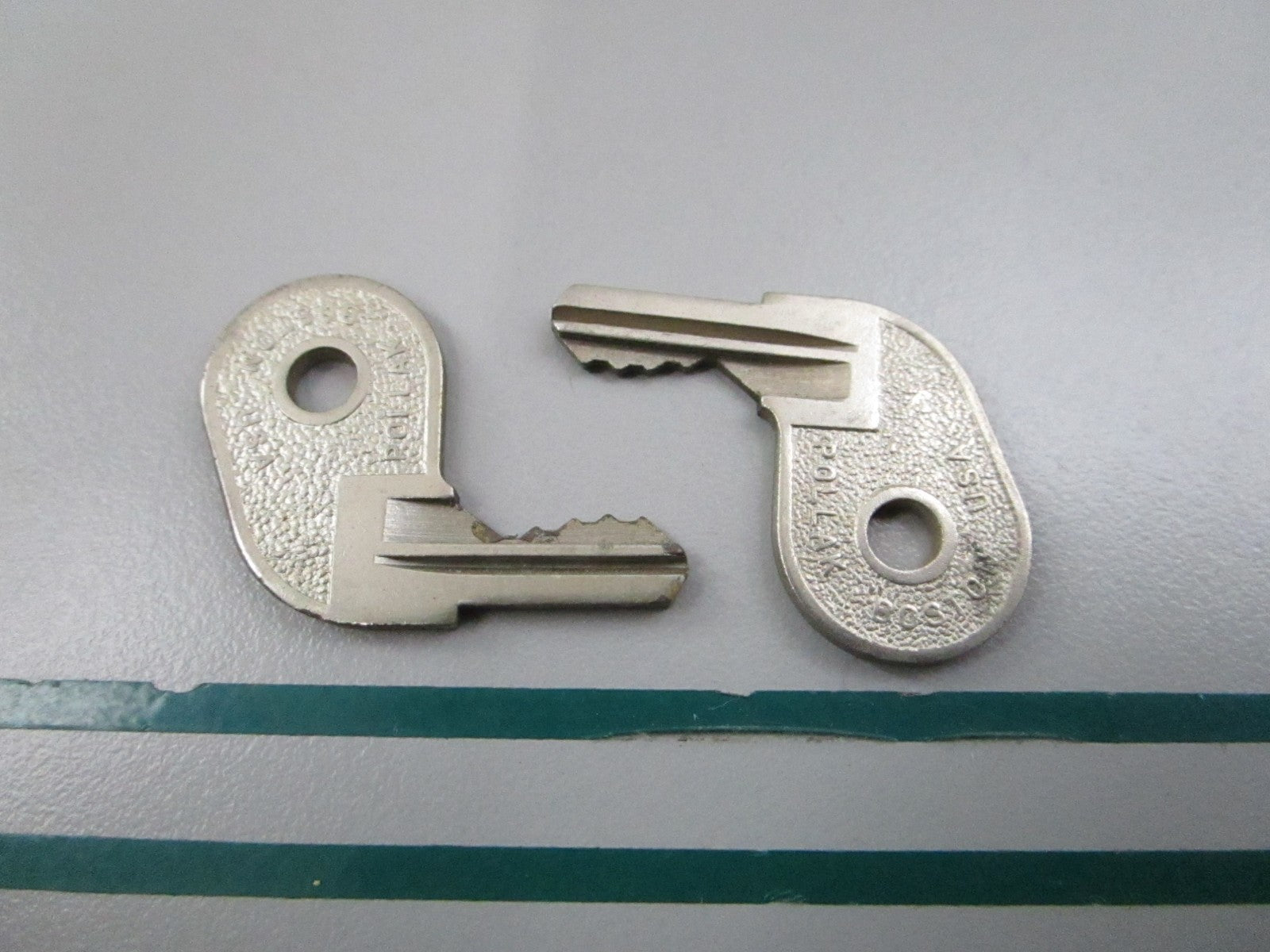 NEW OEM (LOT OF 2) 501796 0501796 OMC Johnson Evinrude 73-32 Ignition Key 0810