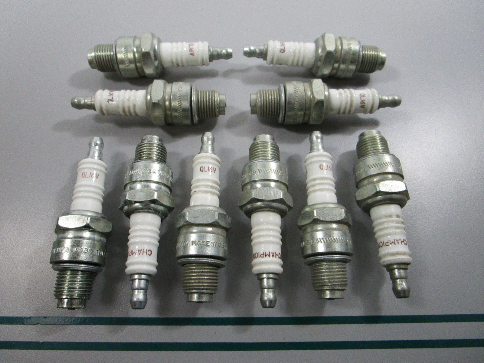 NEW (LOT OF 10) QL16V Champion Spark Plug 0810