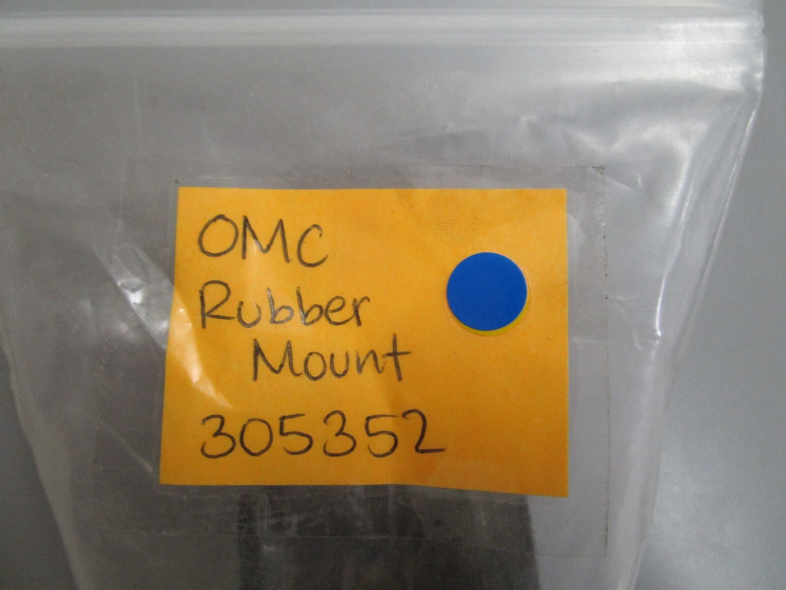 *NEW OEM* 0810 OMC Johnson Evinrude Rubber Mount 305352 0305352