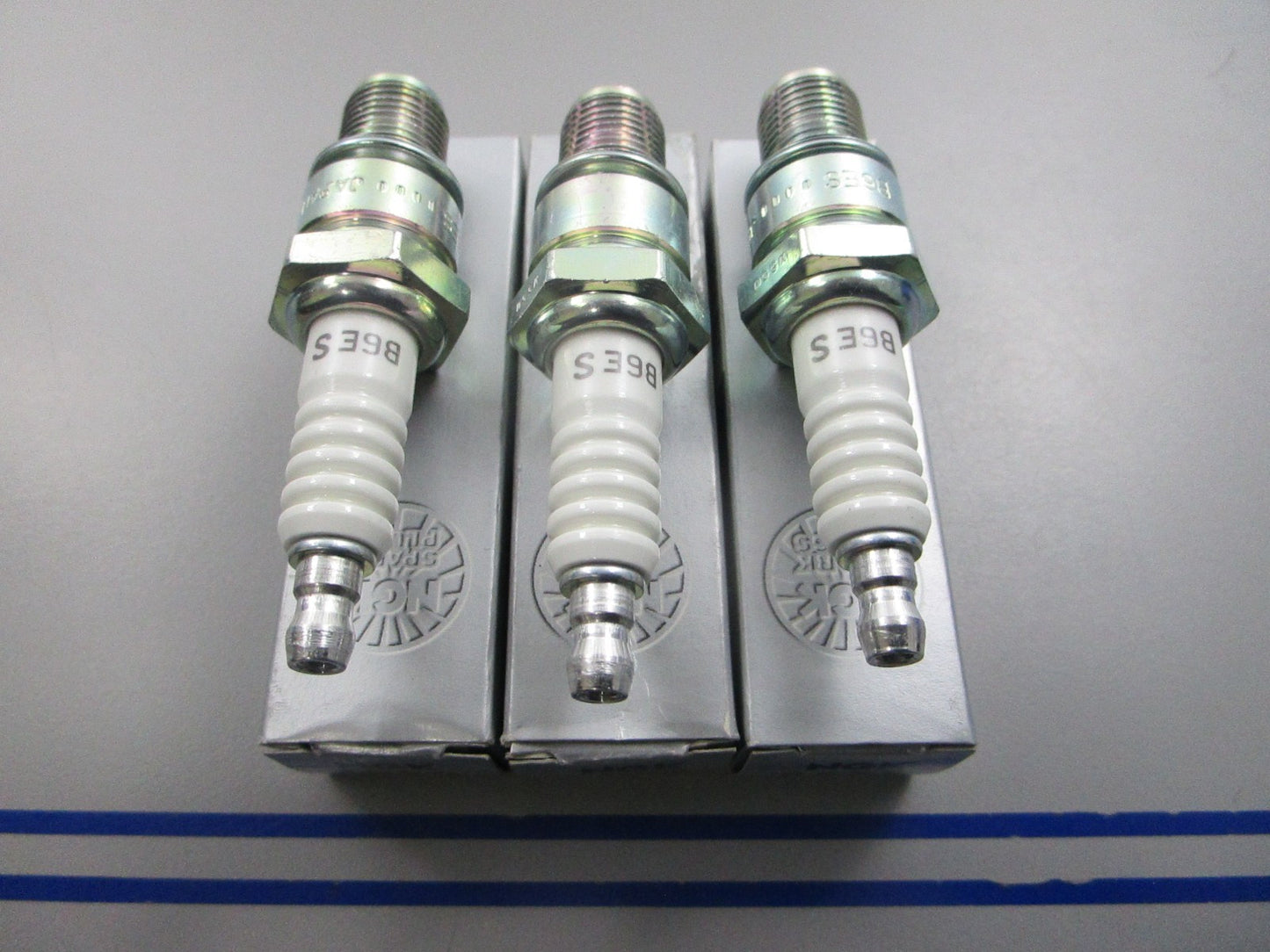 NEW (LOT OF 3) B6ES NGK Spark Plug 0810