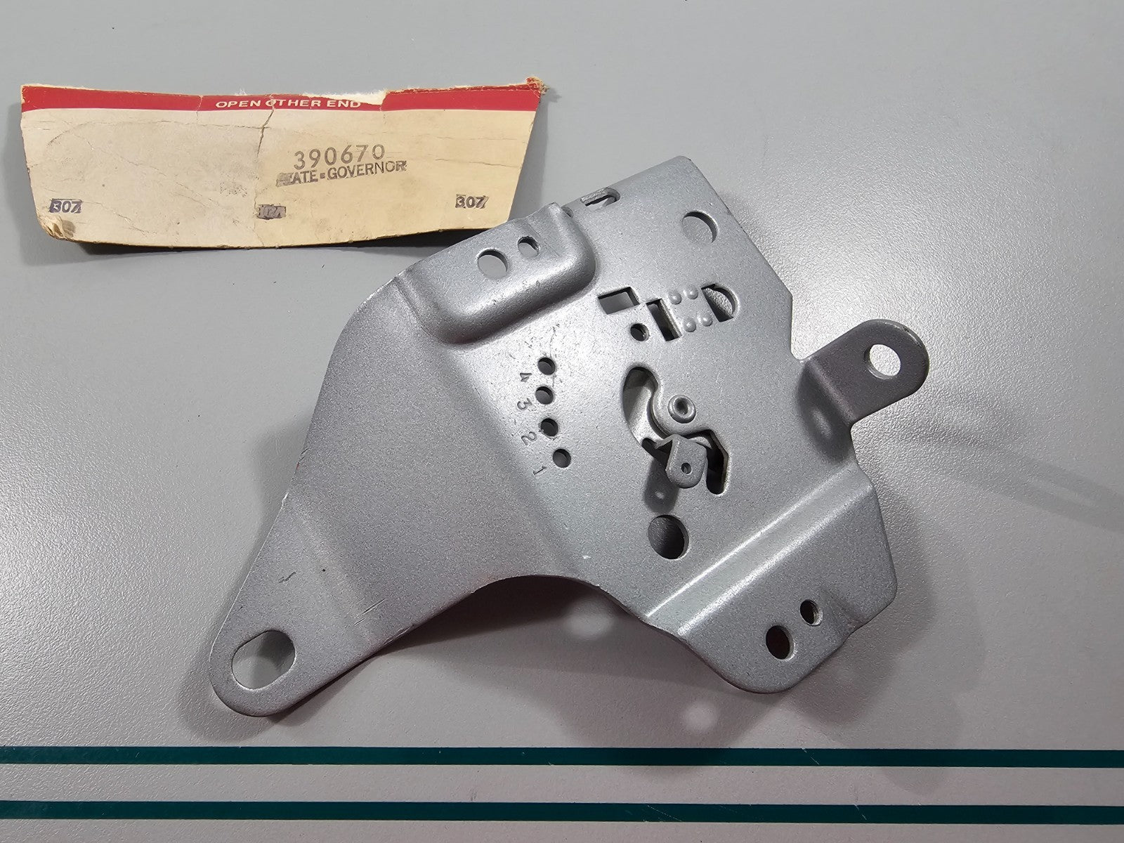 NEW OEM 390670 Briggs & Stratton Governor Plate 0810