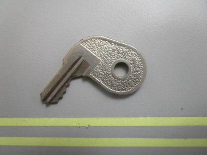 *NEW OEM* 0810 OMC Johnson Evinrude Ignition Key 73-32 501796 0501796