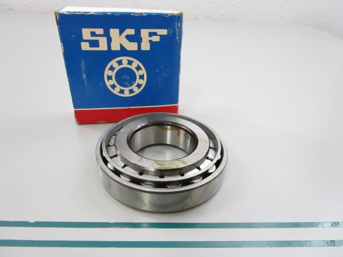 NEW 30207J2 SKF Tapered Roller Bearing 0810